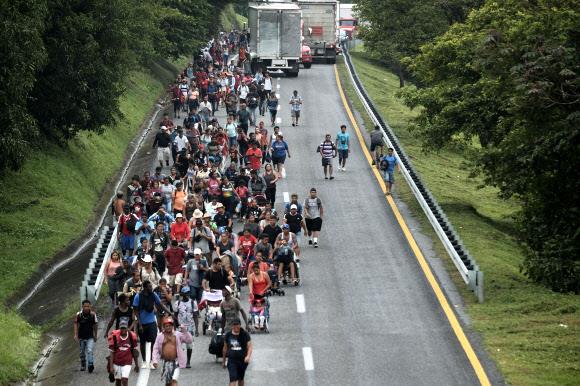 캐러밴(이민 행렬)을 이뤄 미국으로 향하는 중미 국가 출신의 이민자들이 지난달 30일 멕시코 남부 치아파스주의 한 도로를 걷고 있다. 치아파스 AP