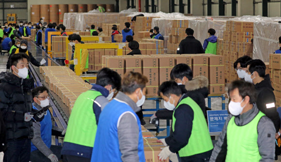 15일 오전 세종시의 한 인쇄공장에서 인수책임자 및 관계 직원, 중앙협력관 등이 2022학년도 대학수학능력시험용 문제지와 답안지를 전국 시험 지구별로 배부하고 있다. 2021.11.15  연합뉴스