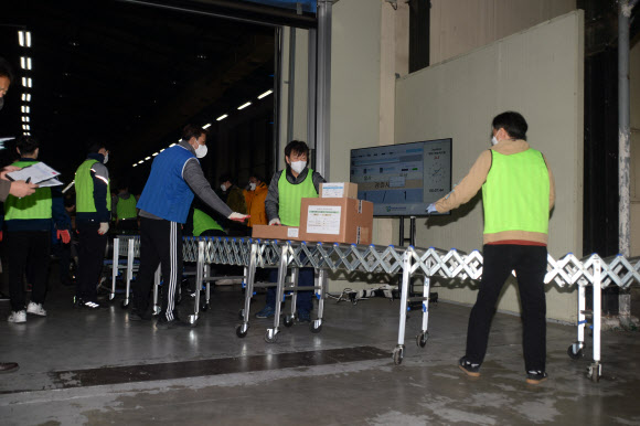 15일 오전 세종시의 한 인쇄공장에서 인수책임자 및 관계 직원, 중앙협력관 등이 2022학년도 대학수학능력시험용 문제지와 답안지를 전국 시험 지구별로 배부하고 있다. 2021.11.15  사진공동취재단