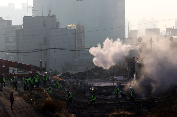 15일 서울 성북구 사랑제일교회에서 6차 명도집행에 나선 서울북부지법 집행인력이 교인들과 대치하고 있다. 사랑제일교회는 철거 문제로 재개발조합과 갈등을 빚어왔다. 2021.11.15  연합뉴스