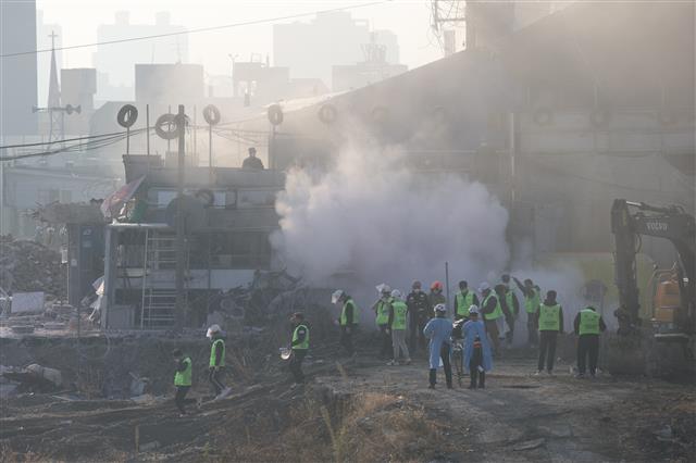 15일 오전 서울 성북구 사랑제일교회에서 6차 명도집행이 진행되자 교인 등이 집행인력과 대치하고 있다. 2021.11.15 뉴스1