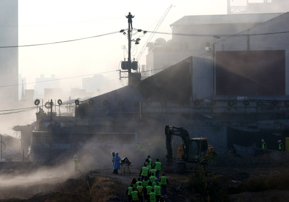 15일 서울 성북구 사랑제일교회에서 6차 명도집행에 나선 서울북부지법 집행인력이 지붕과 전봇대 위에 올라간 교인들과 대치하고 있다. 사랑제일교회는 철거 문제로 재개발조합과 갈등을 빚어왔다. 2021.11.15  연합뉴스