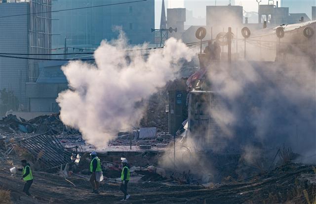 15일 오전 서울 성북구 사랑제일교회에서 6차 명도집행이 진행되자 교인 등이 집행인력과 대치하고 있다. 2021.11.15 뉴스1