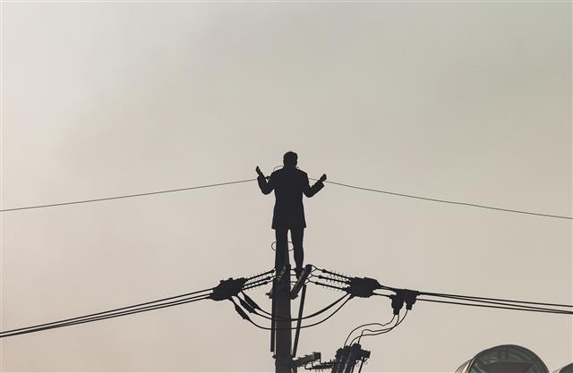 15일 오전 서울 성북구 사랑제일교회에서 6차 명도집행이 진행되자 교인 등이 집행인력과 대치하고 있다. 2021.11.15 뉴스1