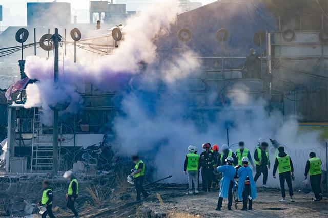 15일 오전 서울 성북구 사랑제일교회에서 6차 명도집행이 진행되자 교인 등이 집행인력과 대치하고 있다. 2021.11.15 뉴스1