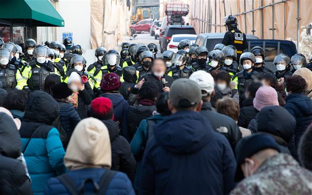 15일 오전 서울 성북구 사랑제일교회에서 6차 명도집행이 진행되자 교인 등이 경찰과 대치하고 있다. 2021.11.15 뉴스1