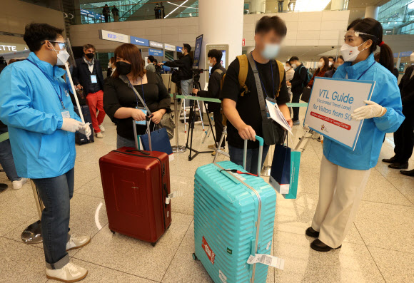 우리나라와 ‘트래블 버블’(Travel Bubble·여행안전권역) 협정을 체결한 싱가포르의 관광객, 관광업계 및 언론 관계자 등이 15일 오전 인천국제공항 2터미널을 통해 입국하고 있다.  지난달 8일 양국이 여행안전권역에 합의하면서 싱가포르에서 예방접종을 완료하고 한국에 입국한 사람은 한국 내 식당·카페 등 다중이용시설과 공공시설을 이용할 때 국내 접종자와 똑같은 효력을 적용받게 됐다. 신종 코로나바이러스 감염증(코로나19) 사태 이후 외국인이 관광 목적으로 한국을 찾은 것은 이번이 사실상 처음이다. 싱가포르 관광객들은 입국 직후 유전자증폭(PCR) 검사에서 음성 판정을 받으면 격리 없이 방한 관광을 시작한다. 2021.11.15  연합뉴스