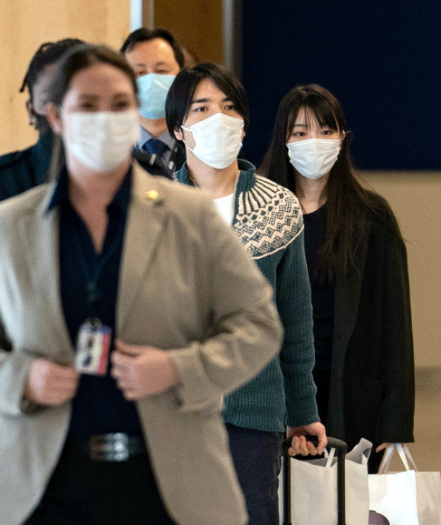마코(오른쪽) 전 일본 공주가 14일(현지시간) 미국 뉴욕 JFK 공항에 남편 고무로 게이와 함께 도착하고 있다. EPA 연합뉴스