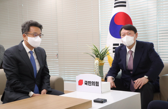 15일 오후 서울 영등포 국민의힘 당사에서 윤석열 국민의힘 대선후보가 축하 인사차 방문한 이철희 청와대 정무수석을 만나 이야기를 나누고 있다.2021.11.15  김명국 선임기자 daunso@seoul.co.kr