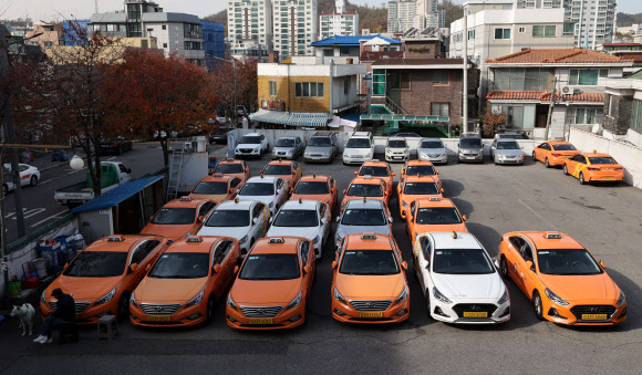 코로나19 장기화로 서울의 한 법인택시회사 차고지에 택시가 가득 주차돼 있다. 연합뉴스