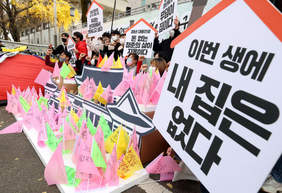 2022 대선대응청년행동 소속단체 회원들이 지난 14일 청와대 인근에서 부동산 문제 해결을 촉구하고 있다. 연합뉴스