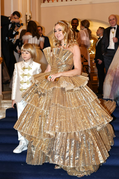 프로듀서 야나 루드코프스카야가 아들 알렉산더 플뤼셴코와 함께 15일(현지시간) 러시아 모스크바의 파슈코프 하우스에서 열린 ‘Tatler Debutantes Ball 2021’에 참석하고 있다. 타스 연합뉴스