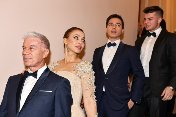 MOSCOW, RUSSIA ? NOVEMBER 15, 2021: Singer Oleg Gazmanov with his wife Marina, sons Rodion and Filipp (L-R) attends Tatler Debutantes Ball 2021, at the Pashkov House. Mikhail Tereshchenko/TASS/2021-11-16 06:00:05/ <연합뉴스