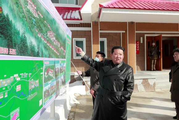 북한 김정은, 삼지연 건설사업 현지지도…한달여만 공개활동