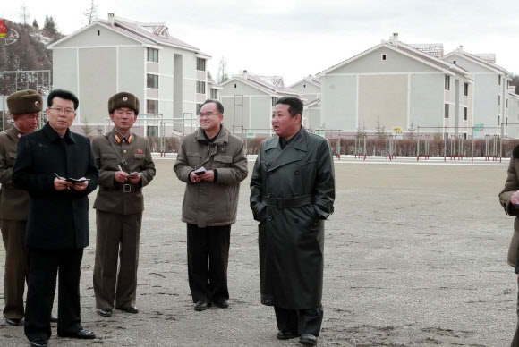 북한 김정은, 삼지연 건설사업 현지지도…한달여만 공개활동