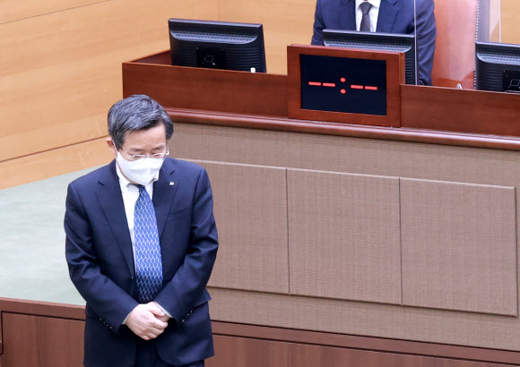 소개 마치고 단상 내려가는 김헌동 SH 사장