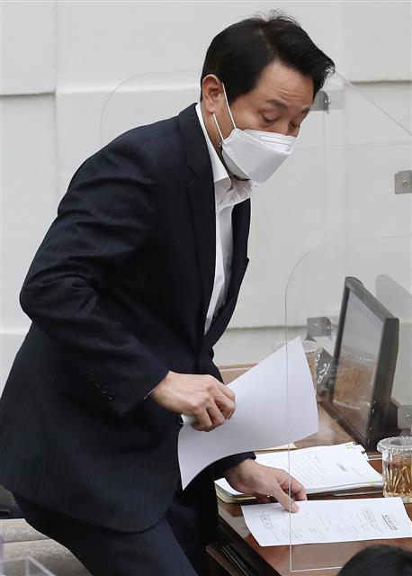 SH공사 사장 소개 위해 일어서는 오세훈 시장