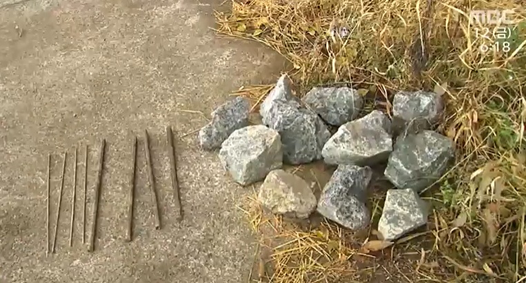 논에서 나온 철근과 돌덩이들. MBC 뉴스 캡처