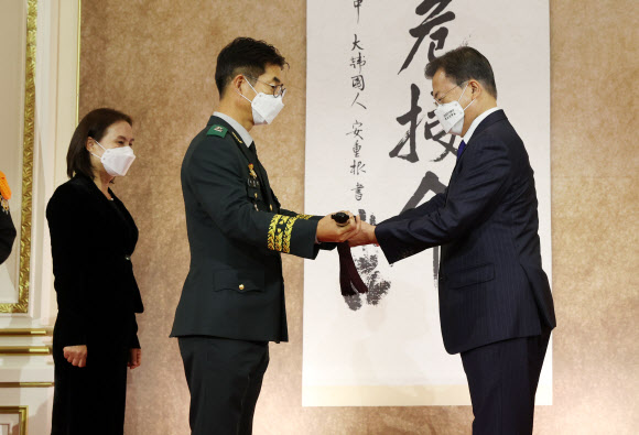 준장 진급자에게 삼정검 수여하는 문재인 대통령