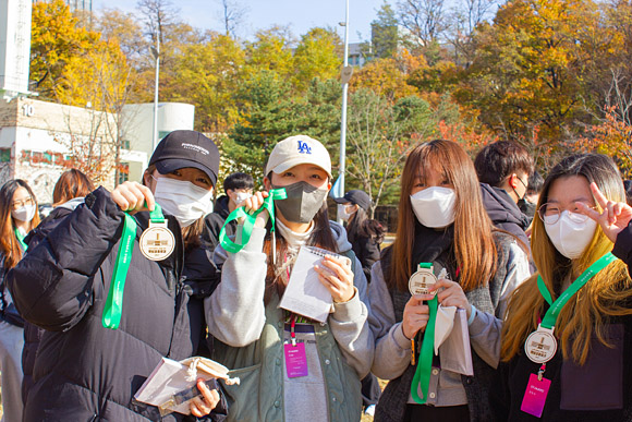 서울과기대 학생들이 ‘2021년 제1회 학보깅 플로깅’ 봉사 프로그램을 마친 뒤 완주 기념메달을 들어 보이고 있다. 서울과기대 제공