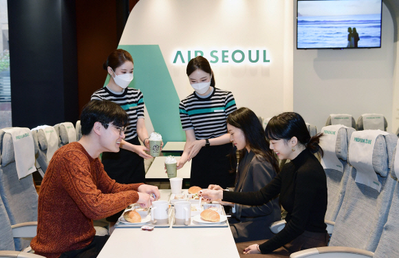 비행기야 카페야… 서울 도심서 맛보는 에어서울 기내식 
