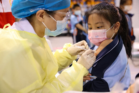 겨울철 코로나 확산 우려 속 백신 맞는 중국 어린이