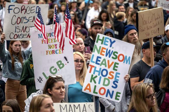 학생 코로나 백신접종 의무화 반대하는 미 캘리포니아 시위대