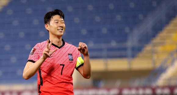 16일(현지시간) 카타르 도하 타니 빈 자심 스타디움에서 열린 2022 카타르 월드컵 아시아 최종예선 A조 6차전 한국과 이라크의 경기. 한국 손흥민이 페널티킥으로 자신의 A매치 30호골을 기록한 뒤 세리머니를 하고 있다.  손흥민은 2011년 1월 18일 이곳에서 열린 2011 AFC 카타르 아시안컵 인도와의 조별리그 경기에서 데뷔골을 성공시켰다. 2021.11.17  연합뉴스