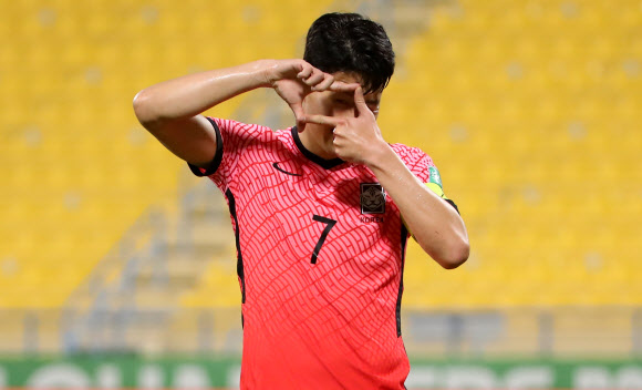 16일(현지시간) 카타르 도하 타니 빈 자심 스타디움에서 열린 2022 카타르 월드컵 아시아 최종예선 A조 6차전 한국과 이라크의 경기. 한국 손흥민이 페널티킥으로 자신의 A매치 30호골을 기록한 뒤 세리머니를 하고 있다.  손흥민은 2011년 1월 18일 이곳에서 열린 2011 AFC 카타르 아시안컵 인도와의 조별리그 경기에서 데뷔골을 성공시켰다. 2021.11.17  연합뉴스