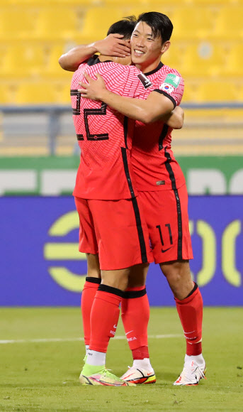 16일(현지시간) 카타르 도하 타니 빈 자심 스타디움에서 열린 2022 카타르 월드컵 아시아 최종예선 A조 6차전 한국과 이라크의 경기. 한국 정우영(22)이 팀의 세번째 골을 넣은 뒤 동료 황희찬과 기뻐하고 있다. 2021.11.17  연합뉴스