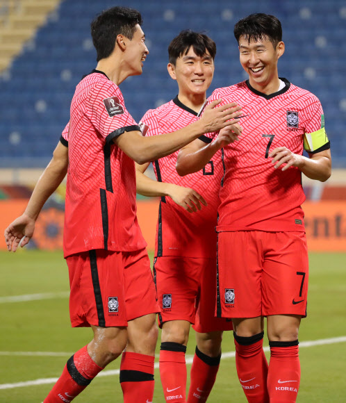 16일(현지시간) 카타르 도하 타니 빈 자심 스타디움에서 열린 2022 카타르 월드컵 아시아 최종예선 A조 6차전 한국과 이라크의 경기. 한국 손흥민이 페널티킥으로 자신의 A매치 30호골을 기록한 뒤 세리머니를 하고 있다. 왼쪽부터 조규성, 황인범, 손흥민. 손흥민은 2011년 1월 18일 이곳에서 열린 2011 AFC 카타르 아시안컵 인도와의 조별리그 경기에서 데뷔골을 성공시켰다. 2021.11.17  연합뉴스