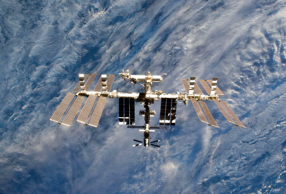 2011년 3월 7일 촬영된 우주정거장(ISS)의 모습. 2021.11.16 나사 제공 AFP 연합뉴스
