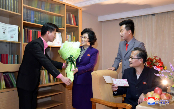 어머니날 맞이한 평양 주민들