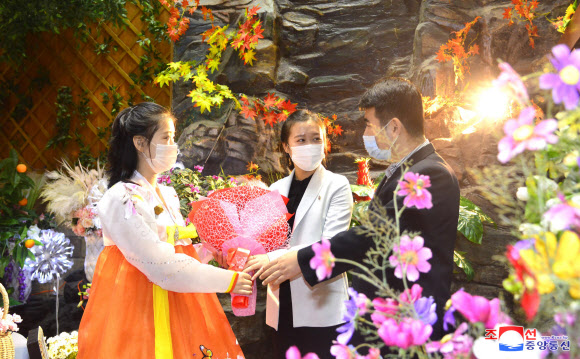 어머니날 맞이한 평양 주민들