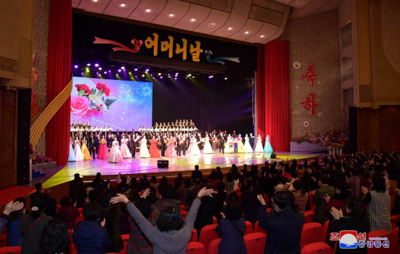 북한, 어머니날 맞아 각지에서 경축공연