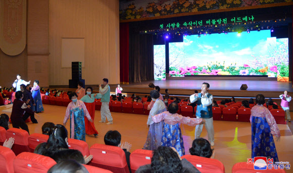 북한, 어머니날 맞아 각지에서 경축공연