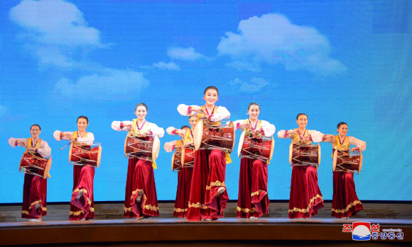 북한, 어머니날 맞아 각지에서 경축공연