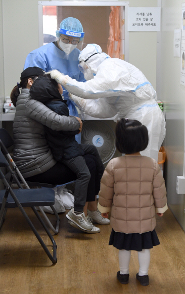 확진자가 폭증한 17일 서울 송파구 코로나19 선별진료소를 찾은 시민과 어린이들이 검사를 받고 있다. 2021.11.17 박지환기자 popocar@seoul.co.kr