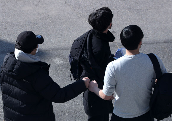 수능 D-1, 서로 격려하는 학생들