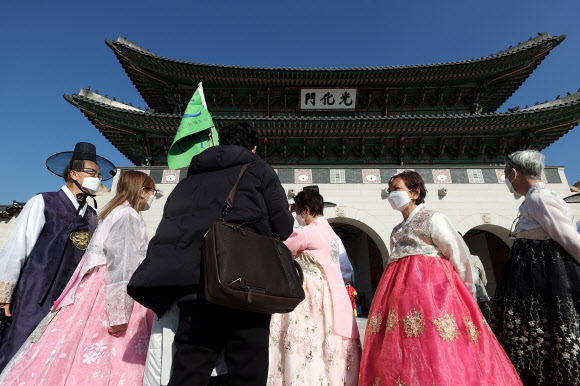 경복궁 찾은 ‘트래블 버블’ 싱가포르 관광객