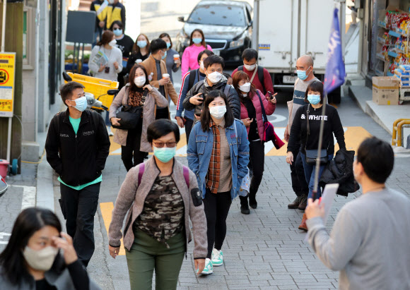 부산 감천문화마을 찾은 ‘트래블 버블’ 싱가포르 관광객