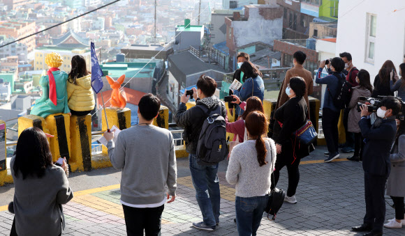 부산 감천문화마을 찾은 ‘트래블 버블’ 싱가포르 관광객