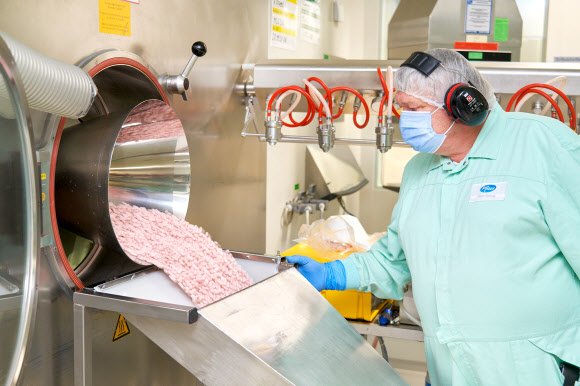 16일(현지시간) 독일 프라이부르크 공장에서 화이자의 먹는 코로나19 치료제인 팍스로비드가 생산되고 있다. 화이자는 이날 미 식품의약국(FDA)에 긴급사용 승인을 신청했다. 프라이부르크 로이터 연합뉴스