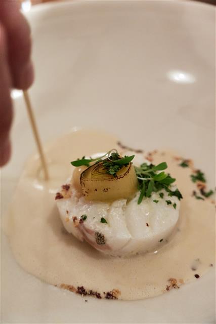 스톡(육수)은 서양 요리에서 맛의 밑바탕을 깔아 주는 역할을 한다. 졸여서 고기 요리에 걸쭉한 소스로 곁들이거나 생선 요리의 크림소스(사진)에도 들어간다. 야채 스톡은 감칠맛을 불어넣고 뵈프 부르기뇽에서도 맛을 더욱 풍부하게 만든다.