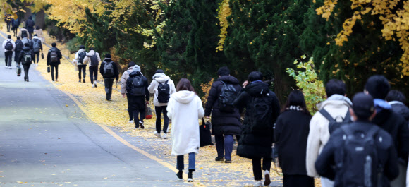 2022년도 대학수학능력시험(수능)일인 18일 오전 고사장이 마련된 서울 강남구 경기고등학교에서 수험생이 입실하고 있다. 2021.11.18  연합뉴스