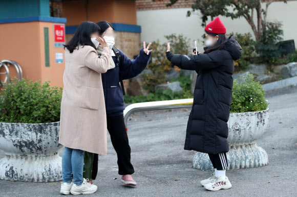 대학수학능력시험이 치러지는 18일 오전 광주 서구 광주여고 앞에서 수험생과 가족이 사진을 찍고 있다. 2021.11.18  연합뉴스