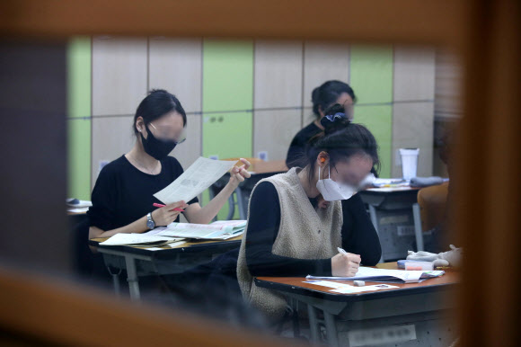 2022학년도 대학수학능력시험이 치러진 18일 서울 용산구 선린인터넷고등학교에서 수험생들이 1교시 시험을 준비하고 있다. 2021.11.18  사진공동취재단