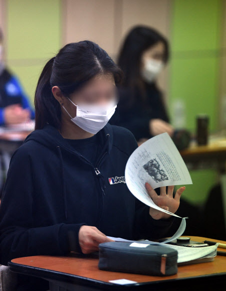 2022학년도 대학수학능력시험이 시행된 18일 서울 용산구 선린인터넷고에서 수험생들이 시험 시작 전 막바지 준비를 하고 있다. 2021.11.18  사진공동취재단