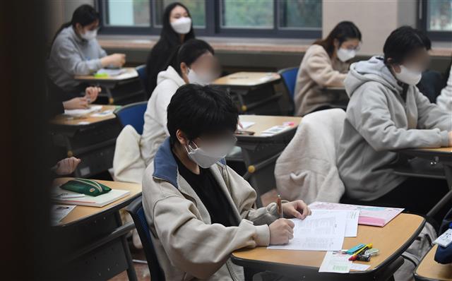 2022학년도 대학수학능력시험일인 18일 오전 서울 중구 이화여자외국어고등학교에서 수험생들이 시험 시작 전 막바지 준비를 하고 있다.  지난해에 이어 두 번째로 신종 코로나바이러스 감염증(코로나19) 여파 속에서 치러지는 이번 대학수학능력시험(수능)은 지난해보다 1만6387명 증가한 50만9821명이 응시한 가운데 전국 86개 시험지구 1300여개 시험장에서 일제히 치러진다. 2021.11.18 뉴스1