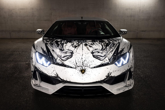 람보르기니가 유명 아티스트 파올로 트로일로의 핑거 페인팅 작품인 ‘미노타우로스’와 협업한 V10 슈퍼 스포츠카 우라칸 에보를 18일 공개했다. 2021.11.18  람보르기니서울 제공